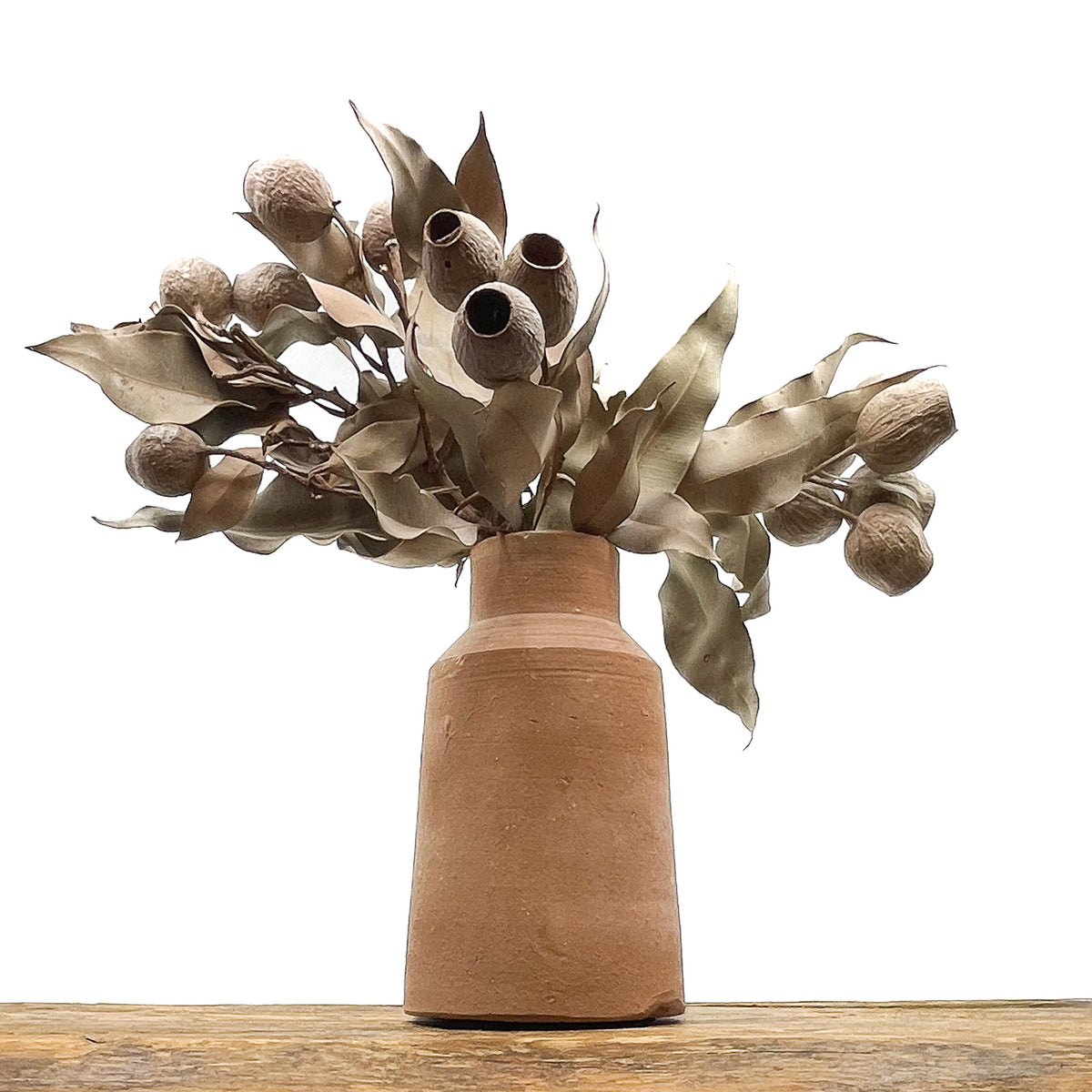 Vase au design épuré en terre cuite fait main. Hauteur 17 cm, largeur de la base 10 cm. Livré avec fleurs séchées offertes.