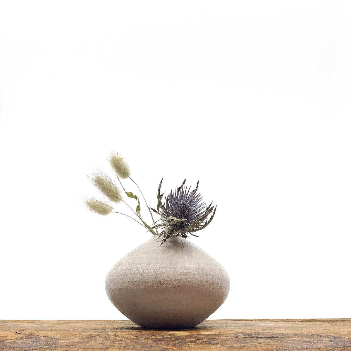Vase en terre cuite fait main - design épuré.