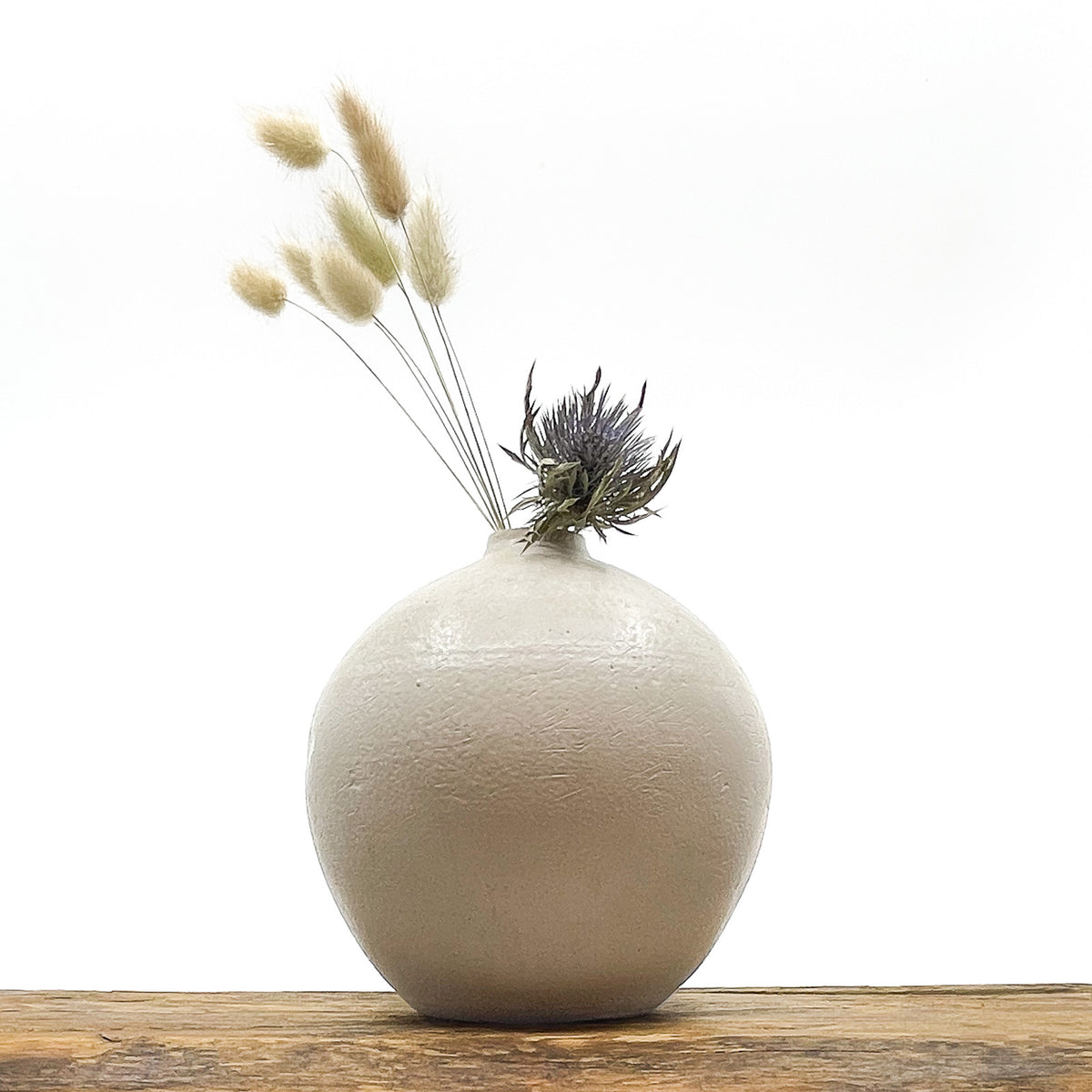 Vase en terre cuite fait main - design épuré.