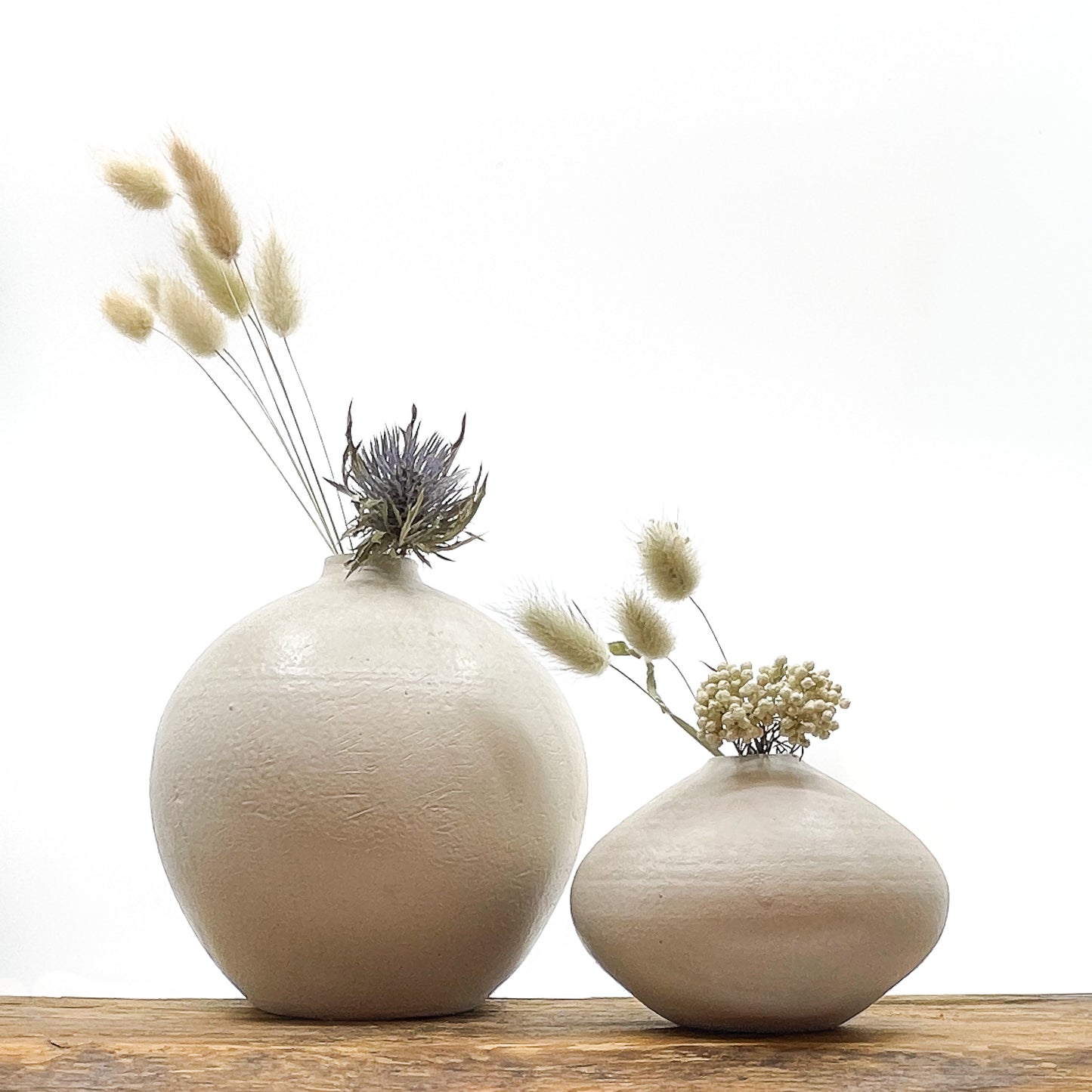 Vase en terre cuite fait main - design épuré.