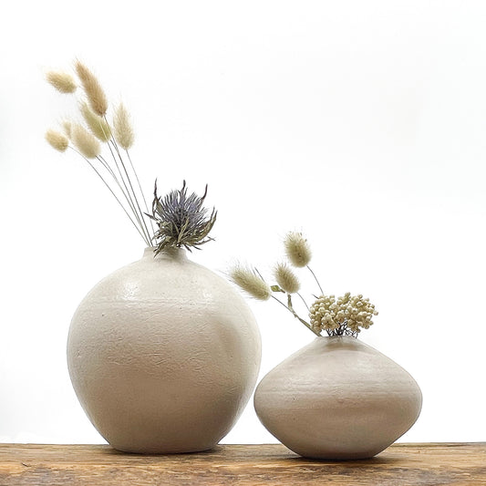 Vase en terre cuite fait main - design épuré.