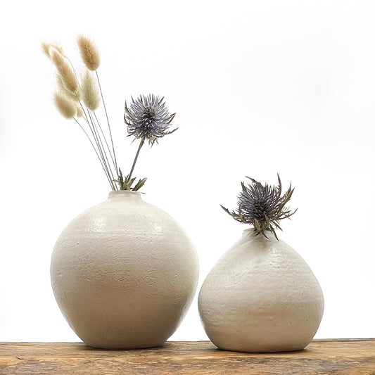 Vase en terre cuite fait main - design épuré.