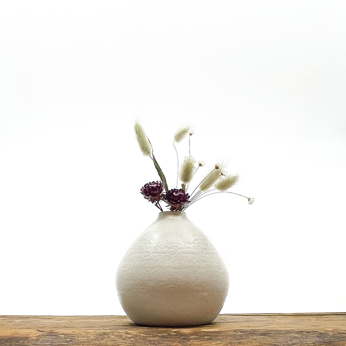 Vase en terre cuite fait main - design épuré.