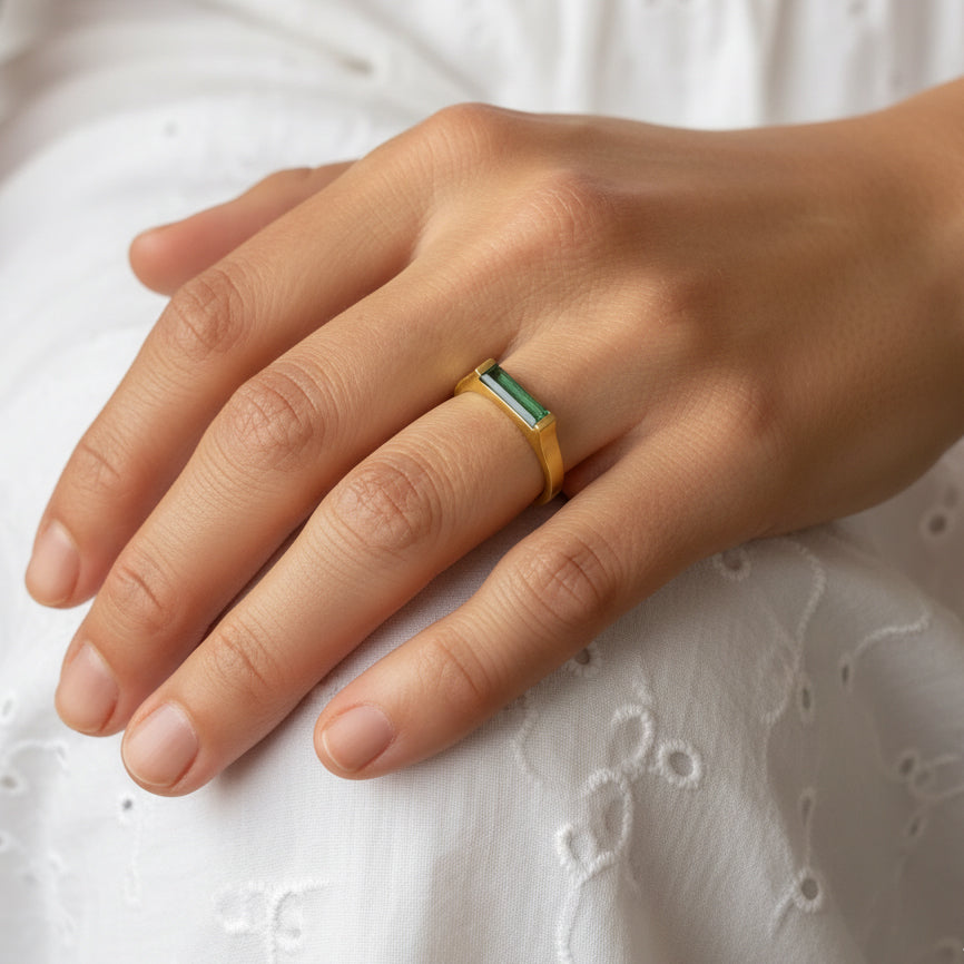 Bague avec tourmaline verte rectangulaire montée sur anneau en laiton plaqué or recyclé aspect mat.