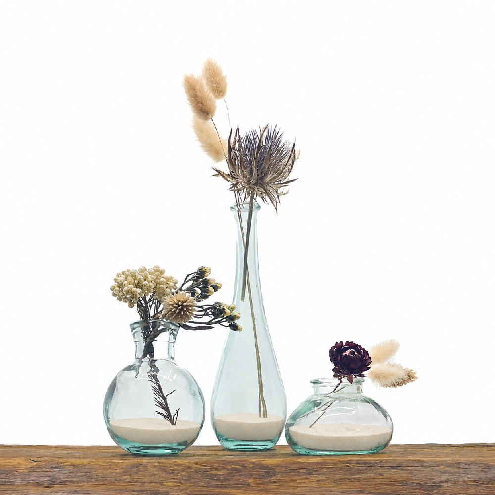 Mini vases en verre recyclé de teinte légèrement bleuté au design coordonné.