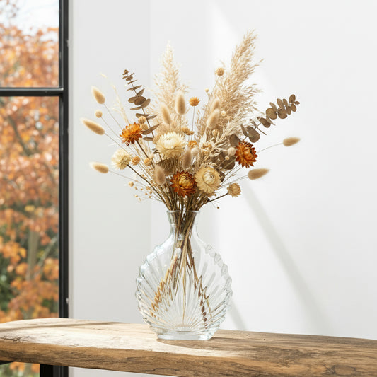 Vase en verre recyclé translucide au design vintage. Largeur 12.5 cm - Hauteur 17 cm. Livré avec fleurs séchées offertes.