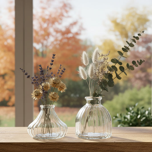 Duo de vases en verre recyclé transparent au design complémentaire.