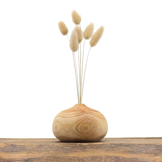 Petits vases en bois entièrement fait main pour fleurs séchées.