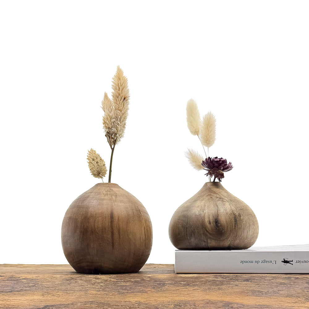 Petits vases en bois fait main pour fleurs séchées.