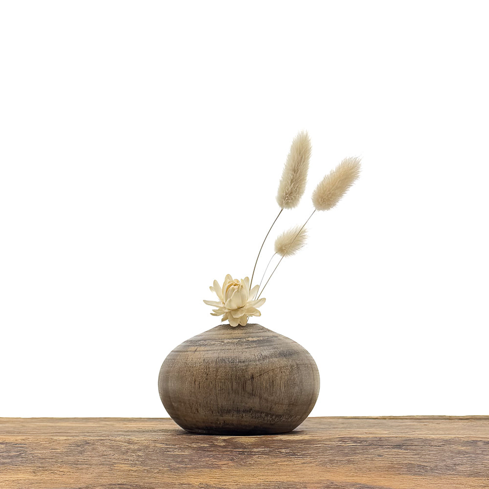 Petits vases en bois fait main pour fleurs séchées.