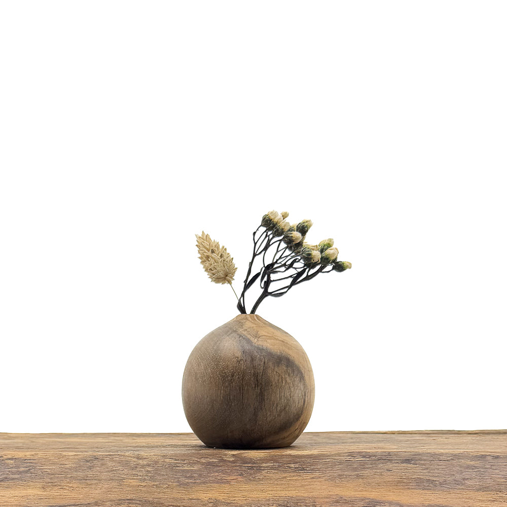 Petits vases en bois fait main pour fleurs séchées.