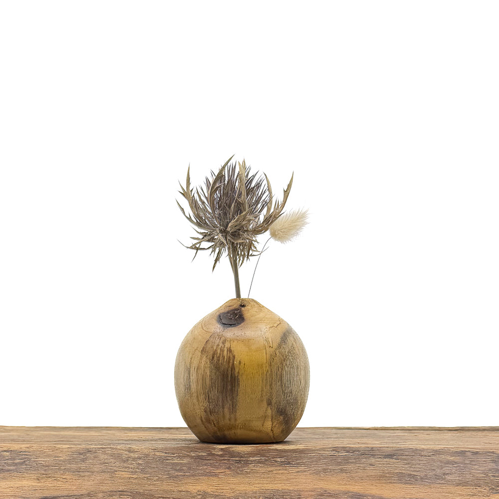 Petits vases en bois fait main pour fleurs séchées.