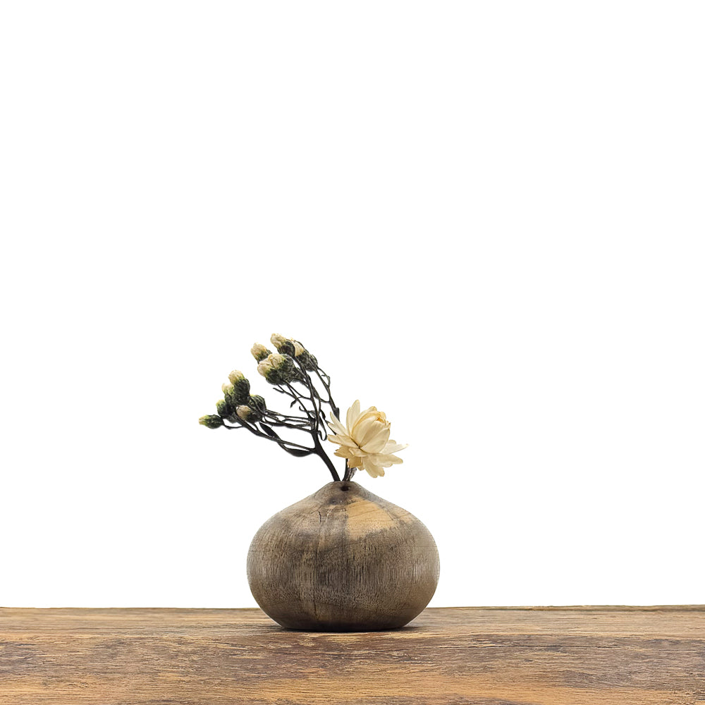 Petits vases en bois fait main pour fleurs séchées.
