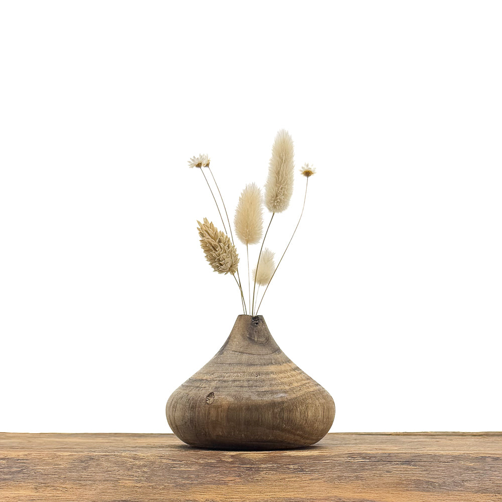 Petits vases en bois fait main pour fleurs séchées.