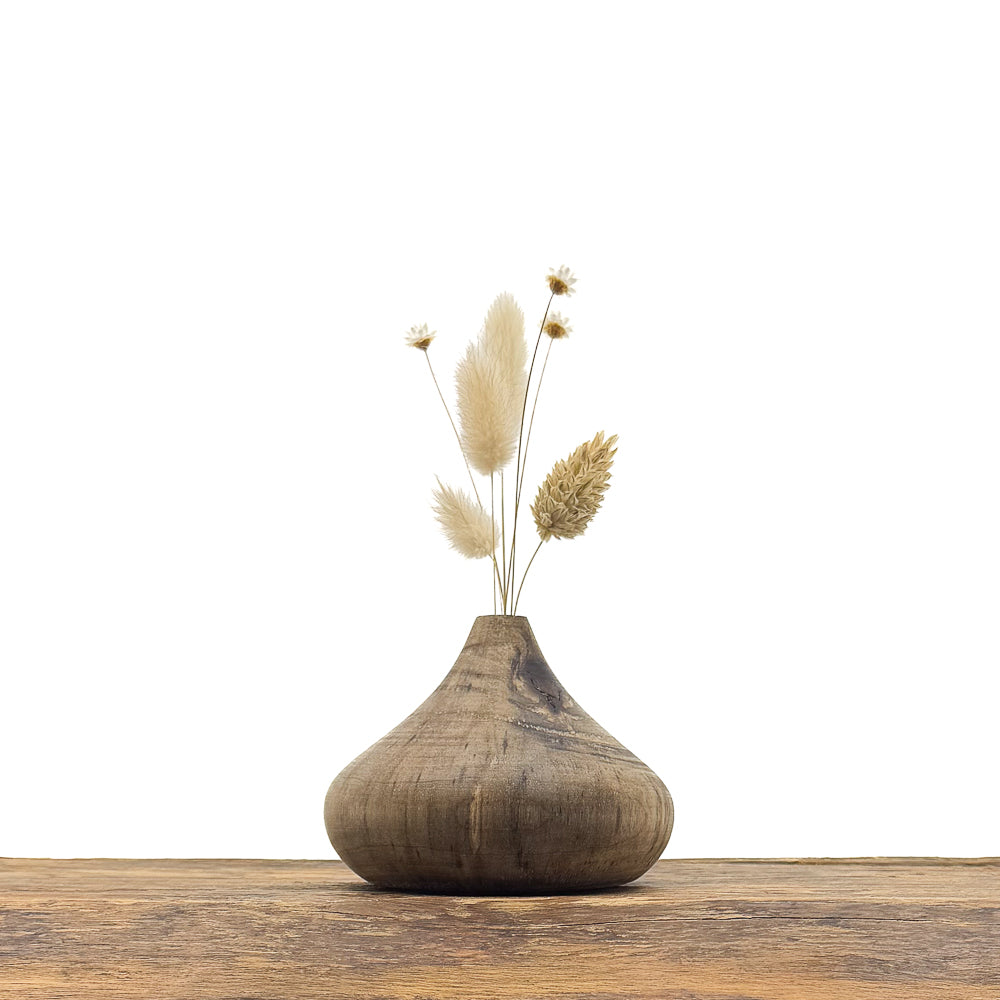 Petits vases en bois fait main pour fleurs séchées.