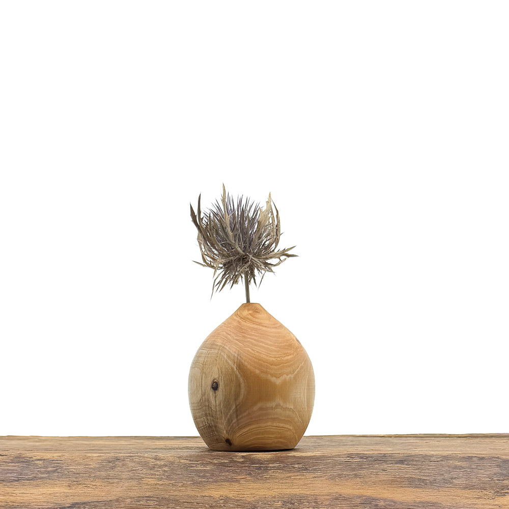 Petits vases en bois entièrement fait main pour fleurs séchées.
