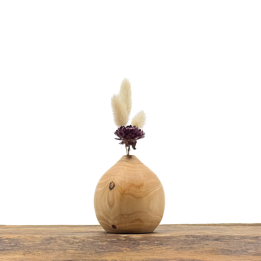 Petits vases en bois fait main pour fleurs séchées.