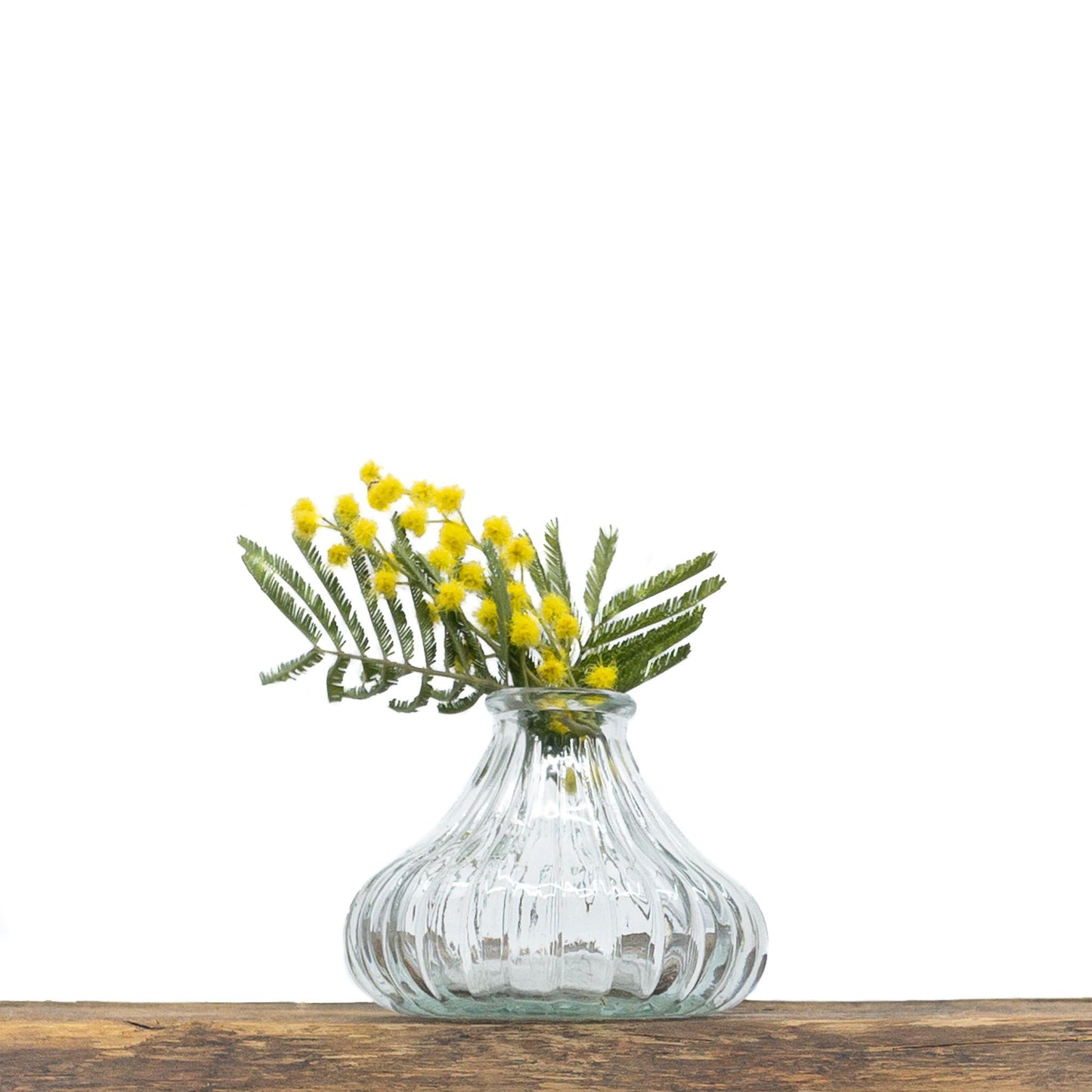 Duo de vases en verre recyclé transparent au design complémentaire.
