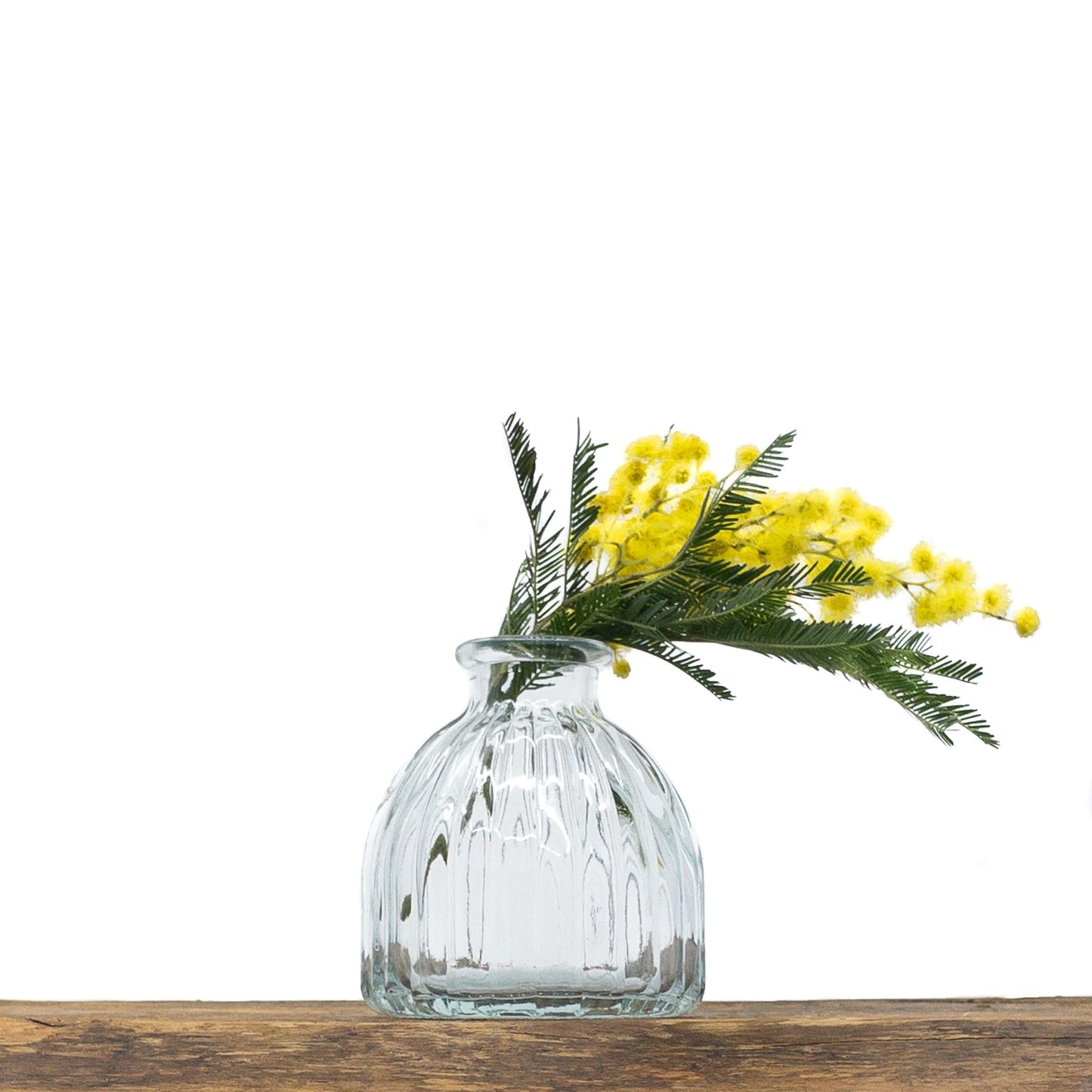 Duo de vases en verre recyclé transparent au design complémentaire.