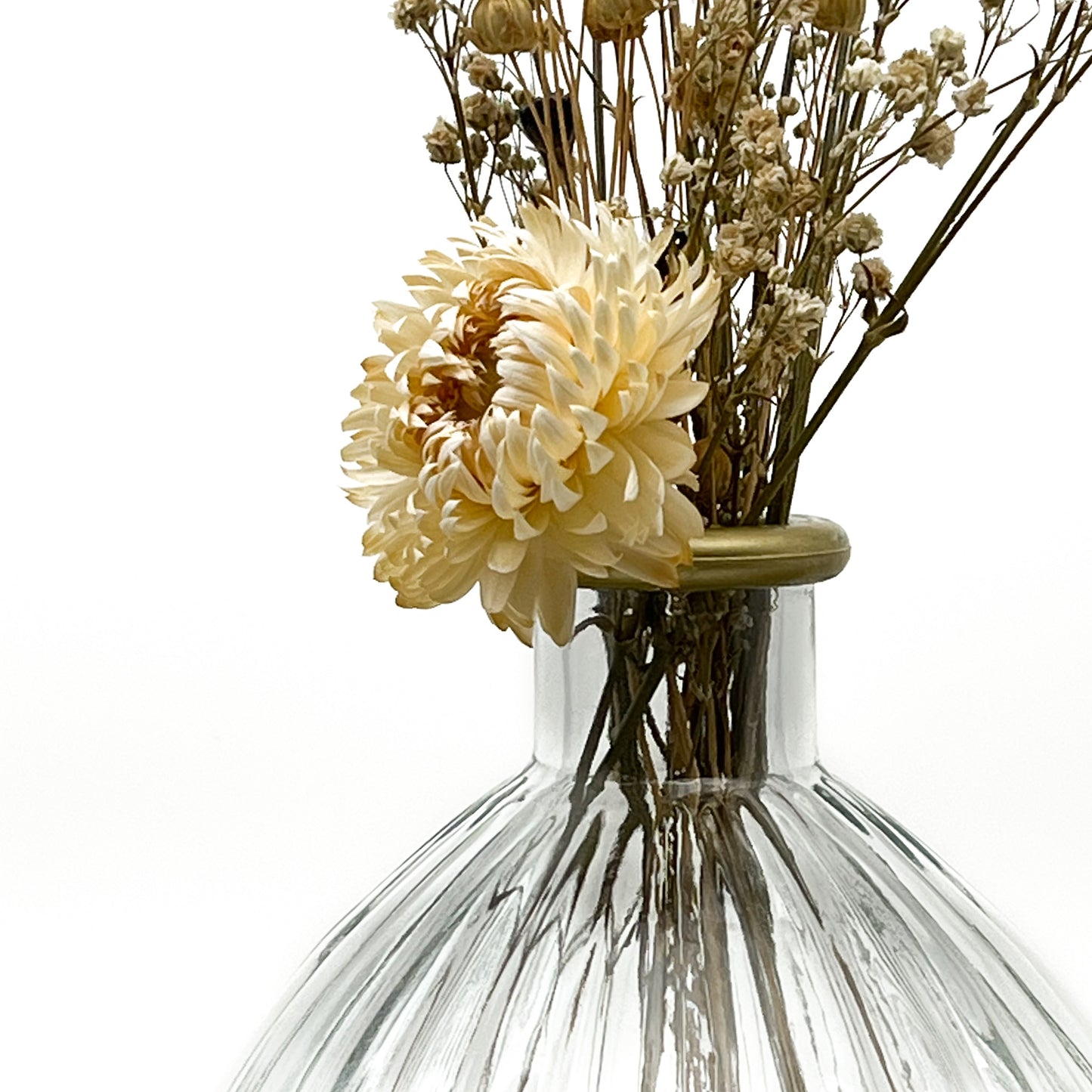 Vase en verre recyclé translucide avec une touche d'or sur le col du vase. Livré avec fleurs séchées offertes.