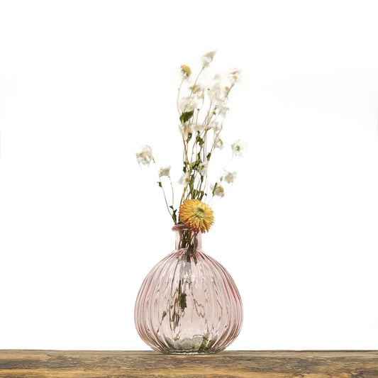 Ensemble de 3 vases en verre, deux dans les tons rosé, le troisième translucide. Design différencié et harmonieux. Livrés avec fleurs séchées offertes.