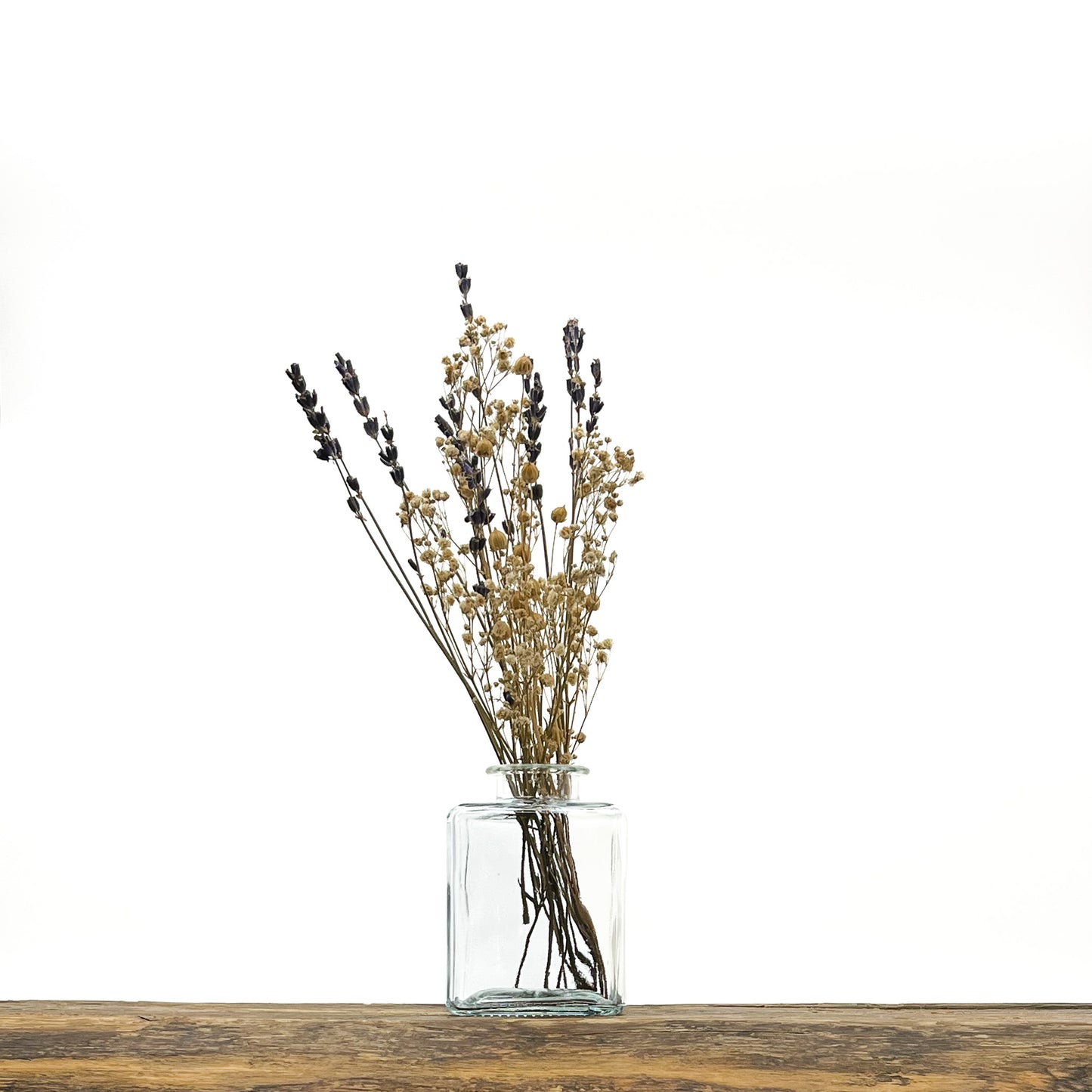 Ensemble de 3 vases en verre, deux dans les tons rosé, le troisième translucide. Design différencié et harmonieux. Livrés avec fleurs séchées offertes.