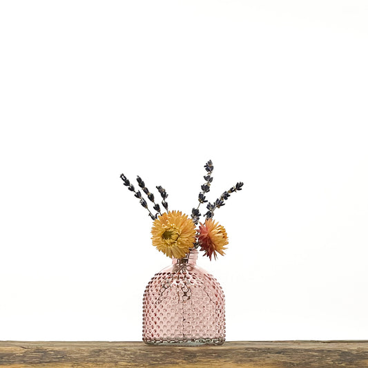 Ensemble de 3 vases en verre, deux dans les tons rosé, le troisième translucide. Design différencié et harmonieux. Livrés avec fleurs séchées offertes.