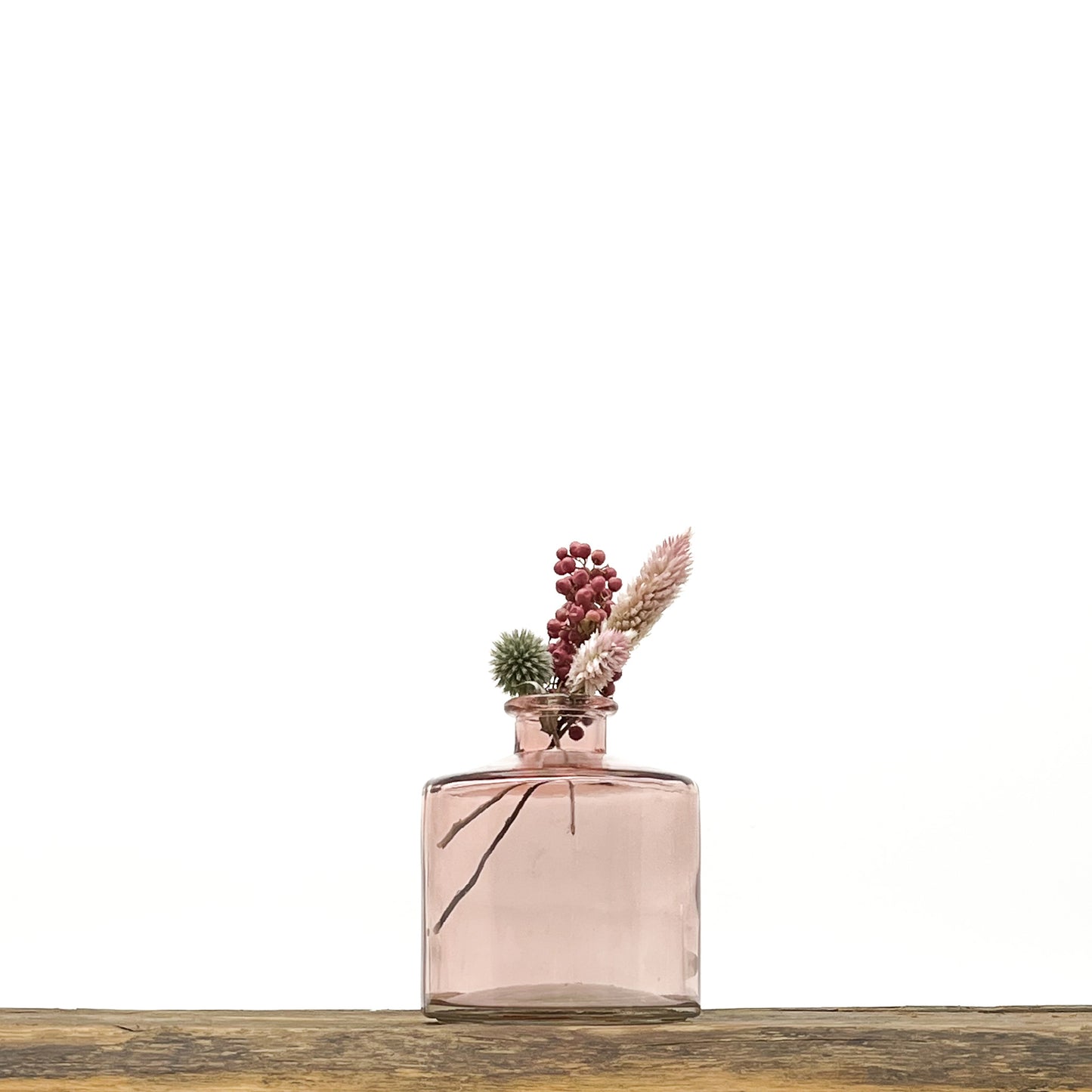 Ensemble de 3 vases en verre, deux dans les tons rosé, le troisième translucide. Design différencié et harmonieux. Livrés avec fleurs séchées offertes.