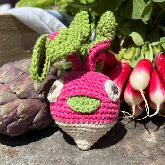 Hochet Radis pour bébé en crochet en coton bio fait main avec petit grelot. Hauteur 10 cm, couleurs rose et blanc