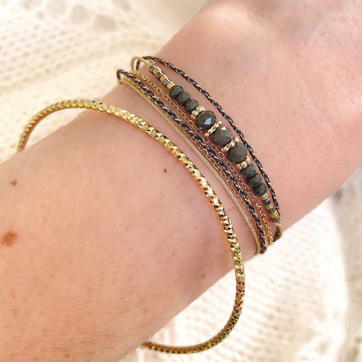 Bracelet en perles de cristal de verre Kaki foncé. Trois liens de cordons et chaîne qui s'enroulent en deux tours sur le poignet.