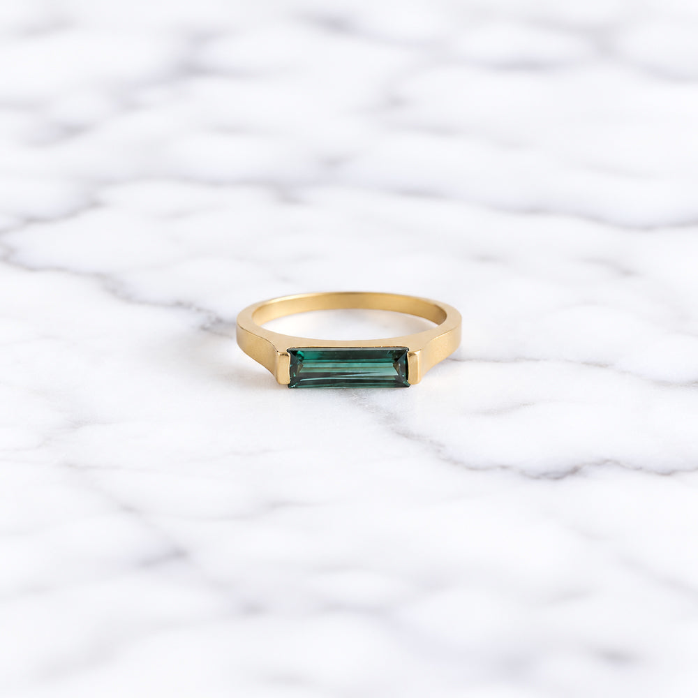 Bague avec tourmaline verte rectangulaire montée sur anneau en laiton plaqué or recyclé aspect mat.