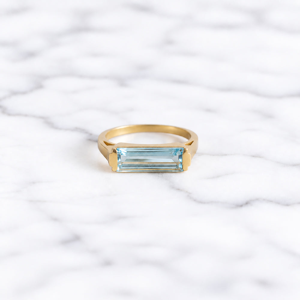 Bague avec pierre de Topaze Bleue rectangulaire montée sur un anneau plaqué or aspect mat