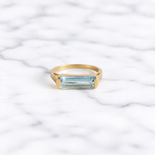 Bague avec pierre de Topaze Bleue rectangulaire montée sur un anneau plaqué or aspect mat