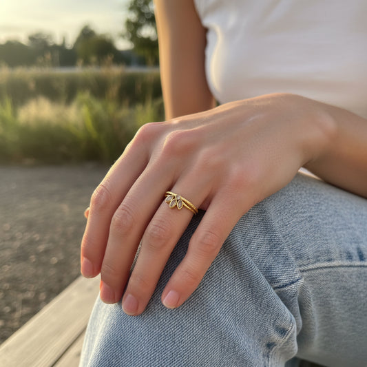 Bague en argent plaqué or en pierre fine naturelle Duo de bagues formant une couronne de feuilles en pierres fines naturelles de phrénite blanche et cœur de quartz rosé. Bijoux plaqués or pouvant être portés indépendamment.