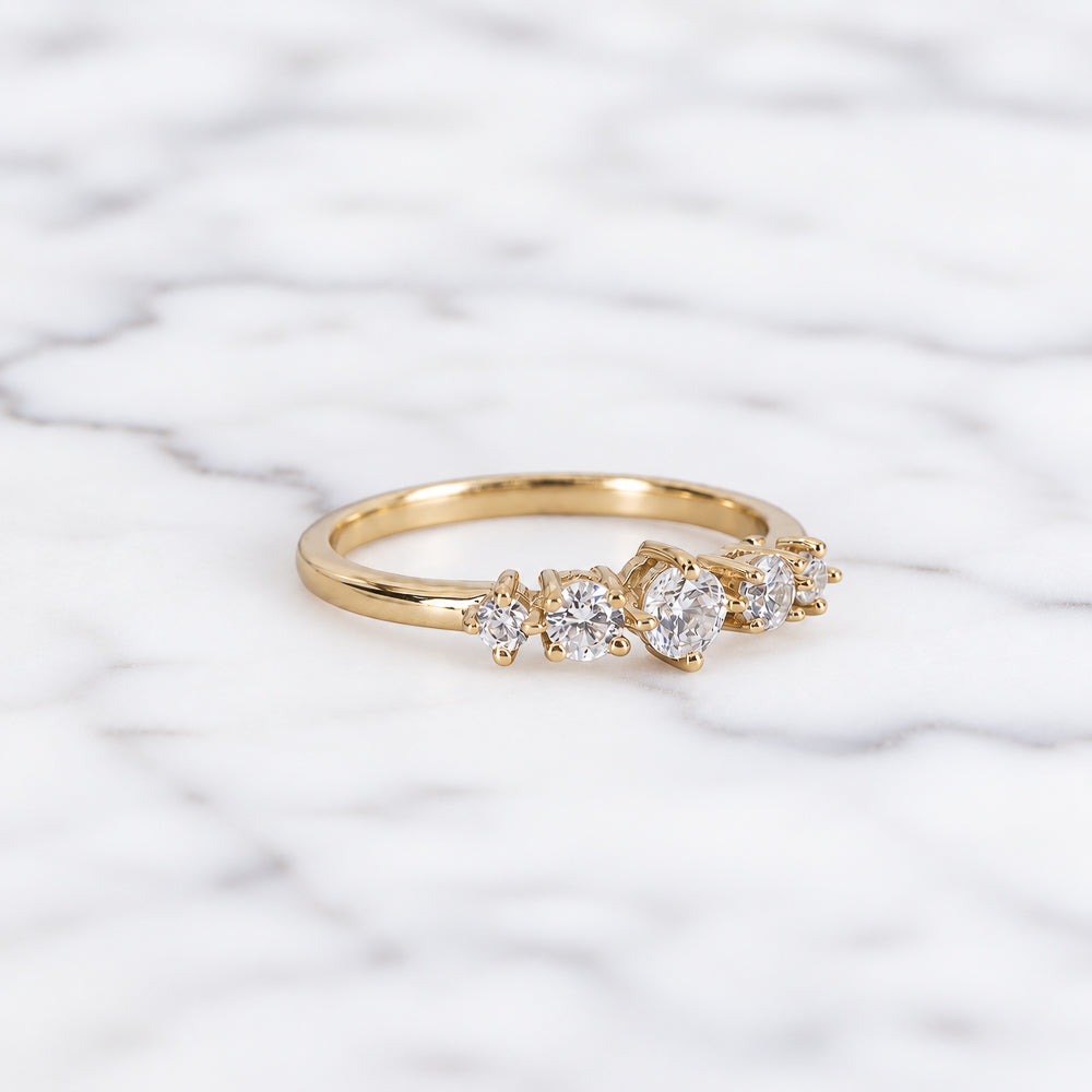 Bague en plaqué or 18 carats sertie de cinq pierres de Zircon Naturel translucide.