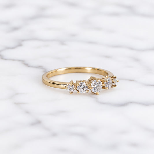 Bague en plaqué or 18 carats sertie de cinq pierres de Zircon Naturel translucide.