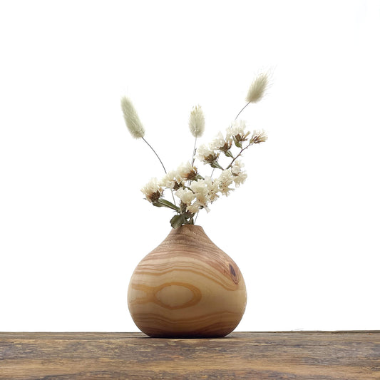 Petits vases en bois entièrement fait main pour fleurs séchées.