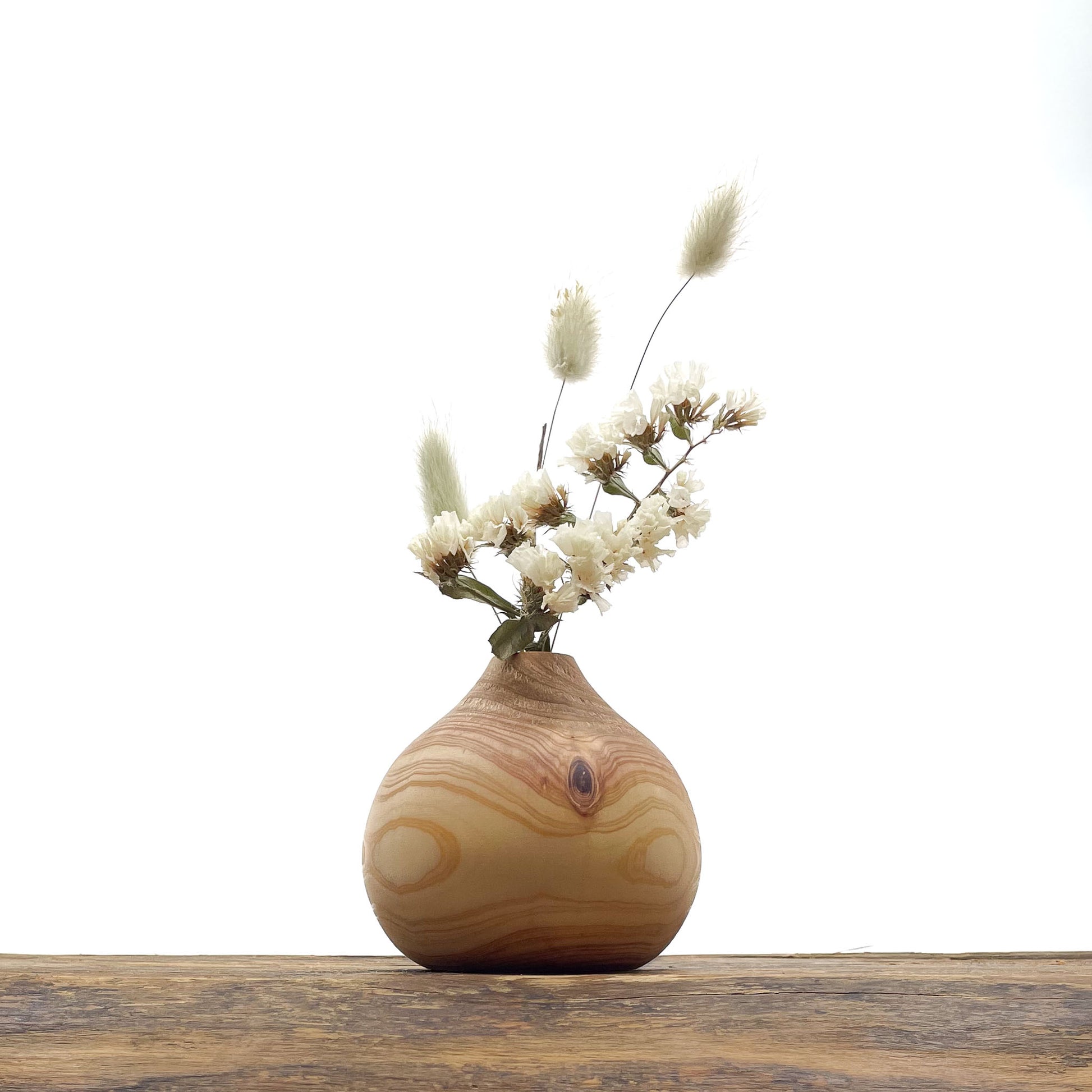 Petits vases en bois entièrement fait main pour fleurs séchées.