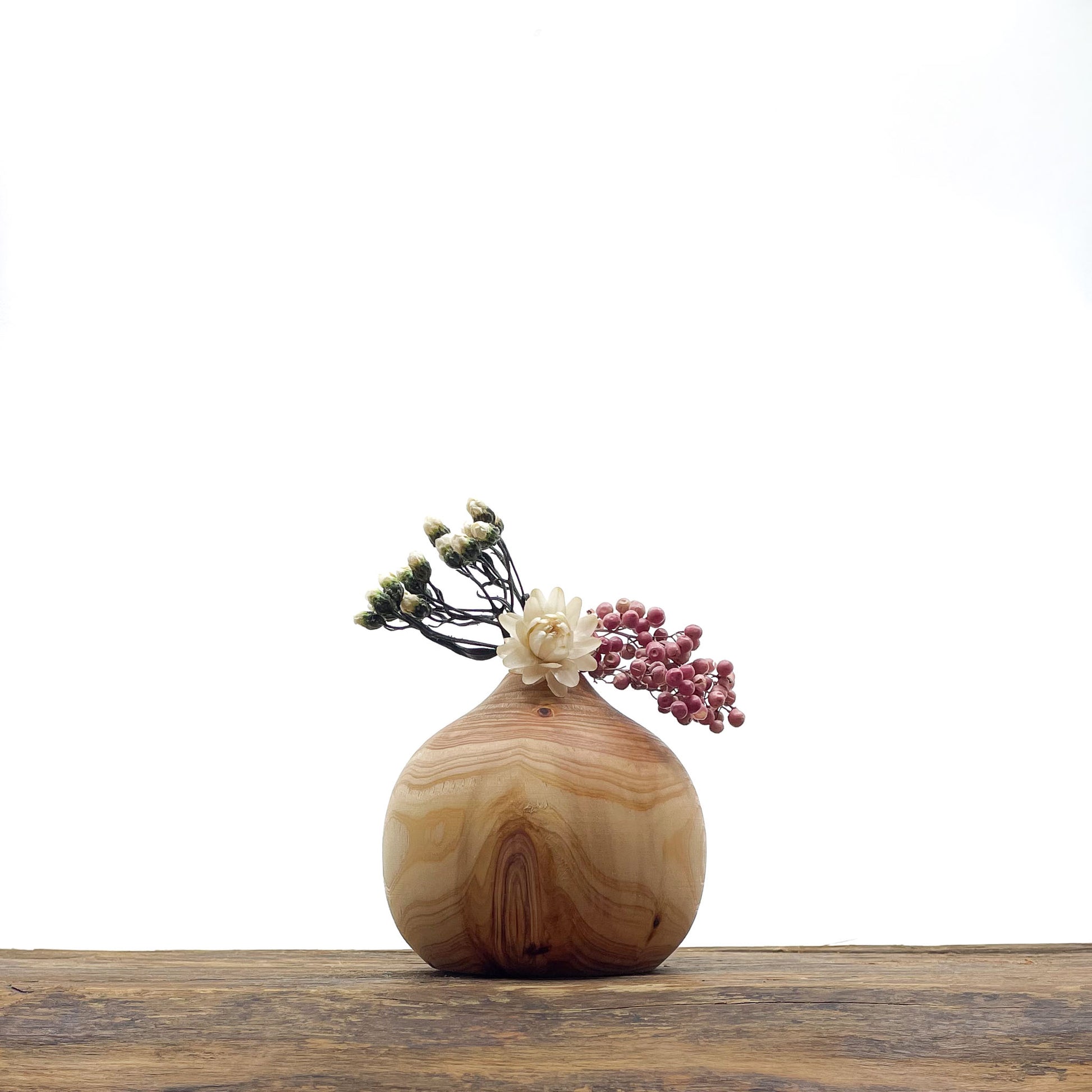 Petits vases en bois entièrement fait main pour fleurs séchées.
