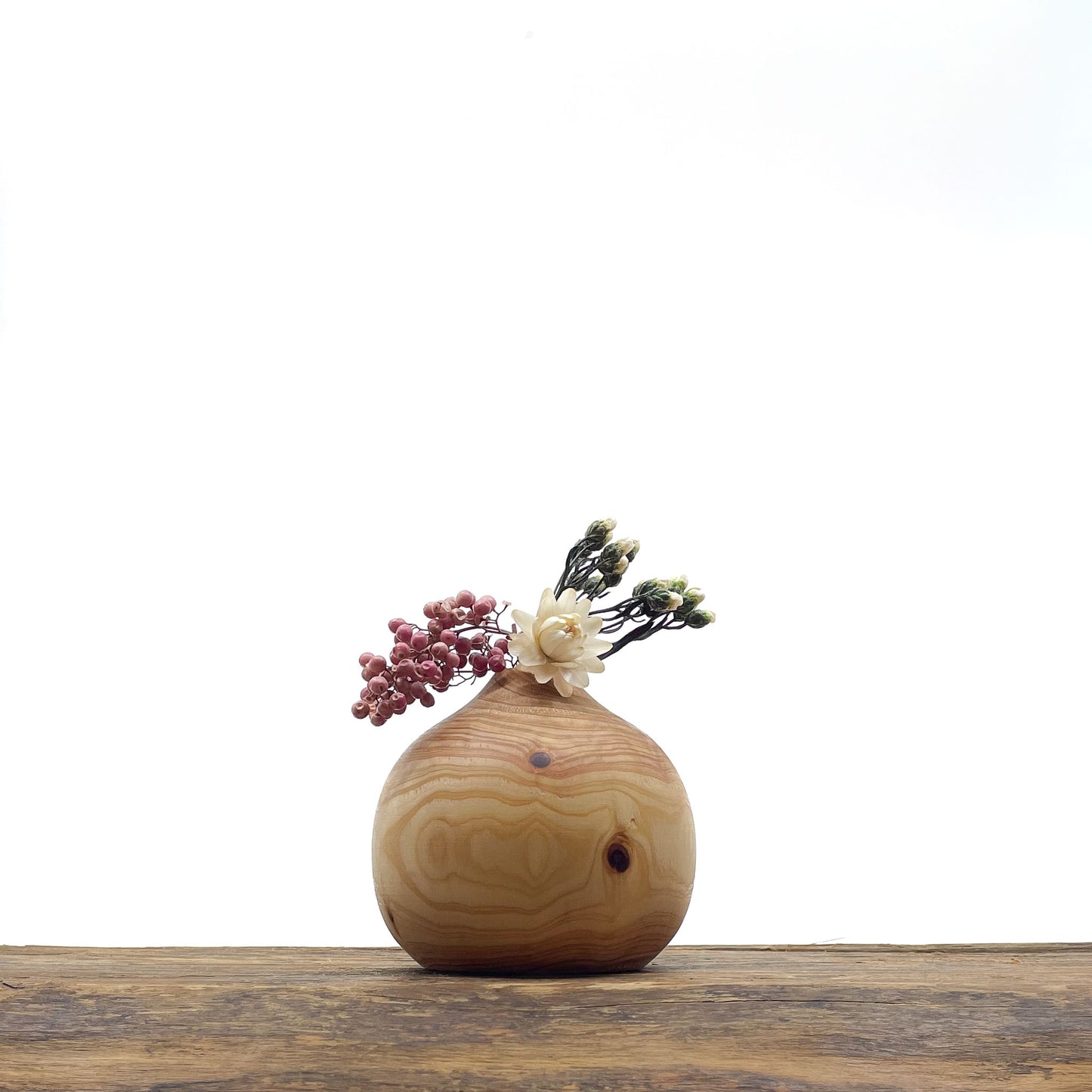 Petits vases en bois entièrement fait main pour fleurs séchées.