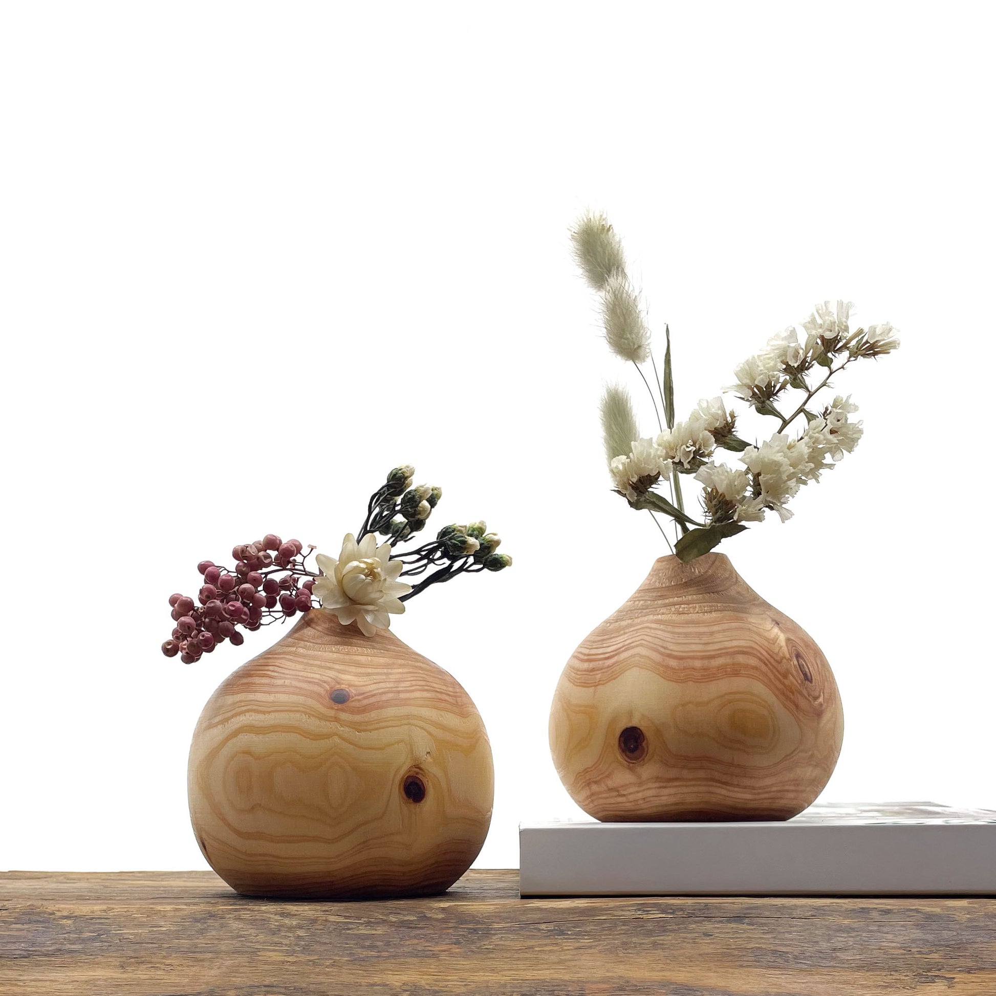 Petits vases en bois entièrement fait main pour fleurs séchées.