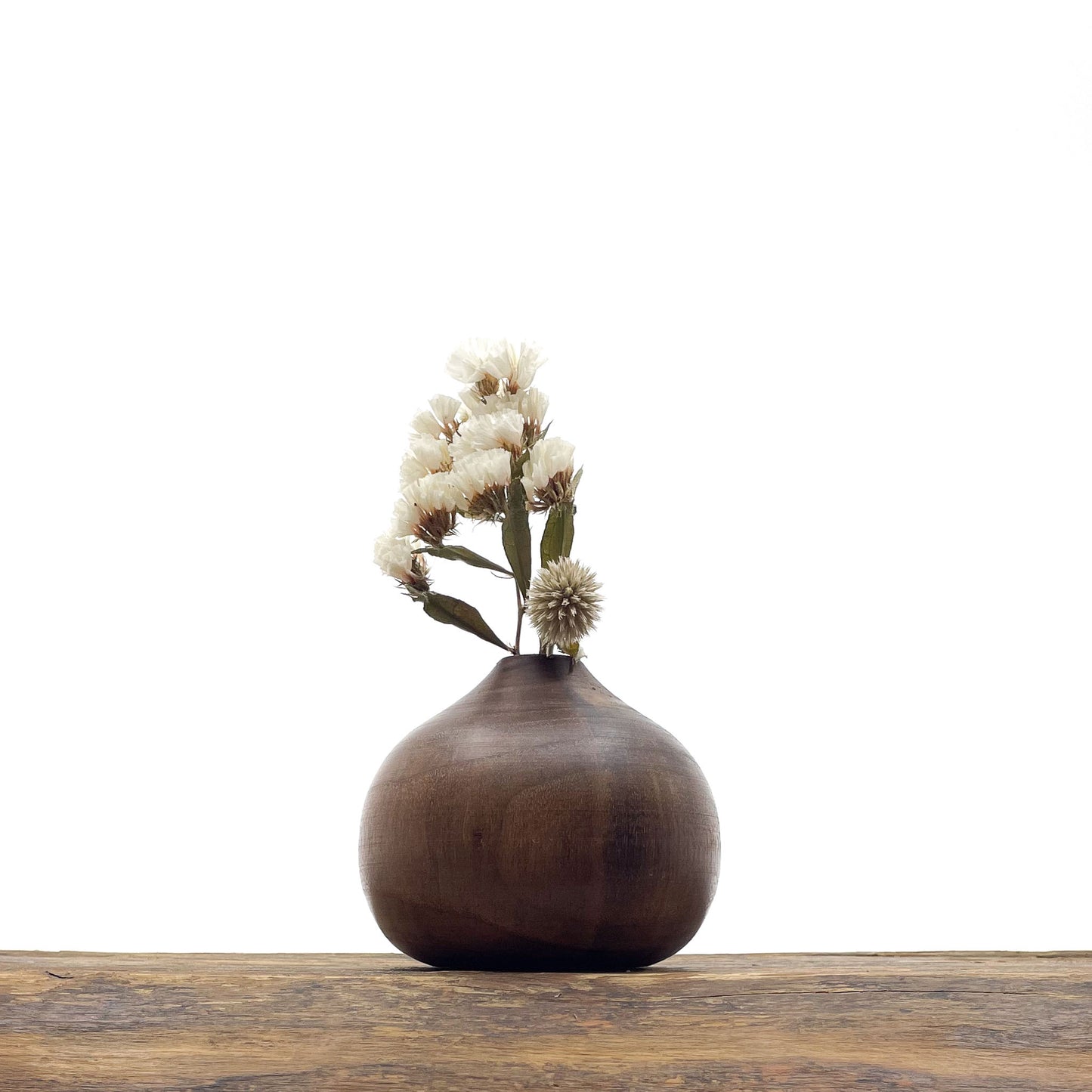 Petits vases en bois fait main pour fleurs séchées.