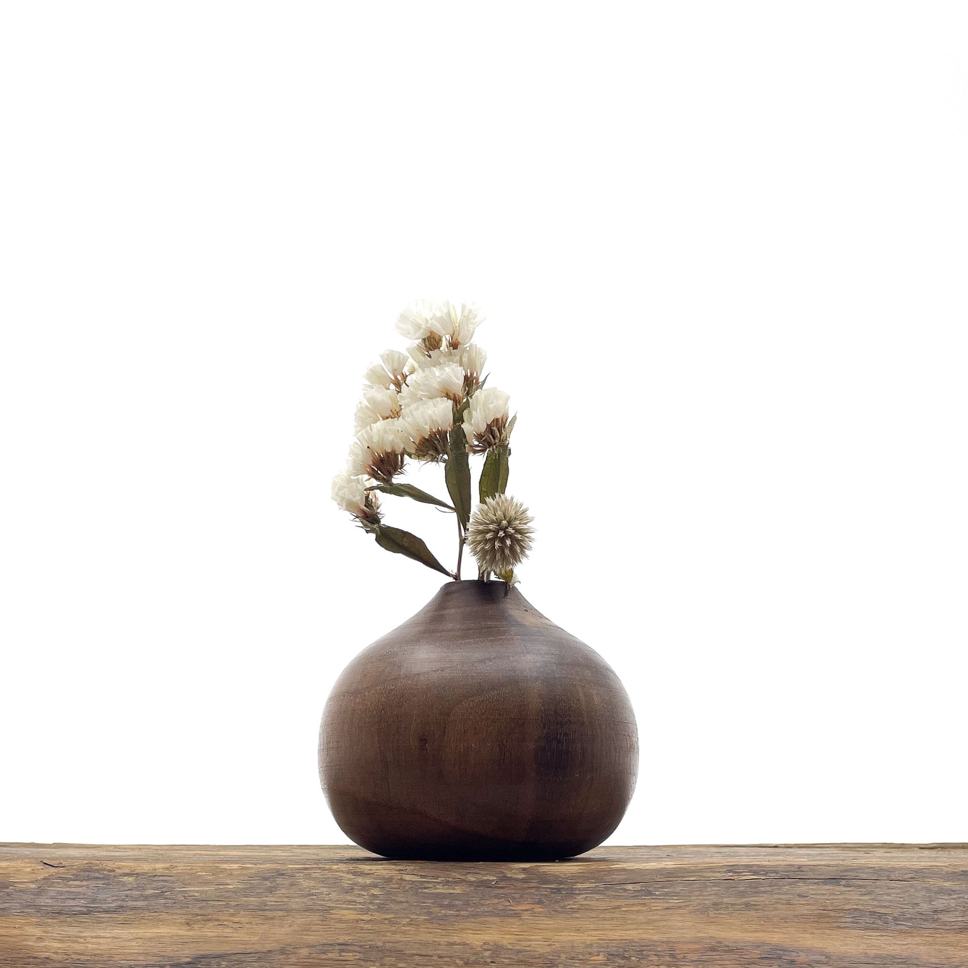 Petits vases en bois fait main pour fleurs séchées.