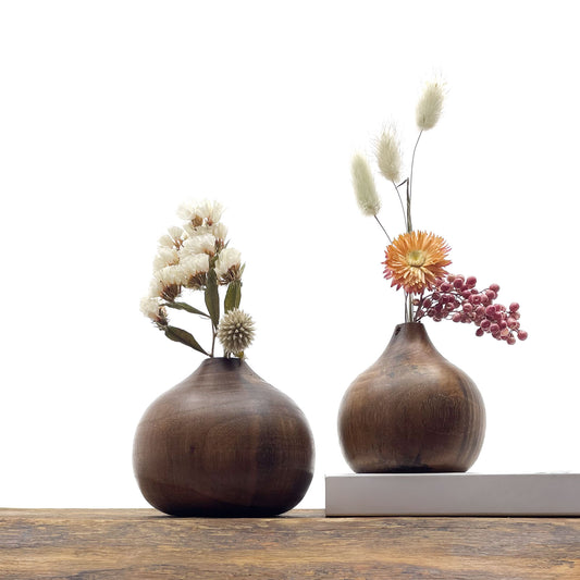 Petits vases en bois fait main pour fleurs séchées.