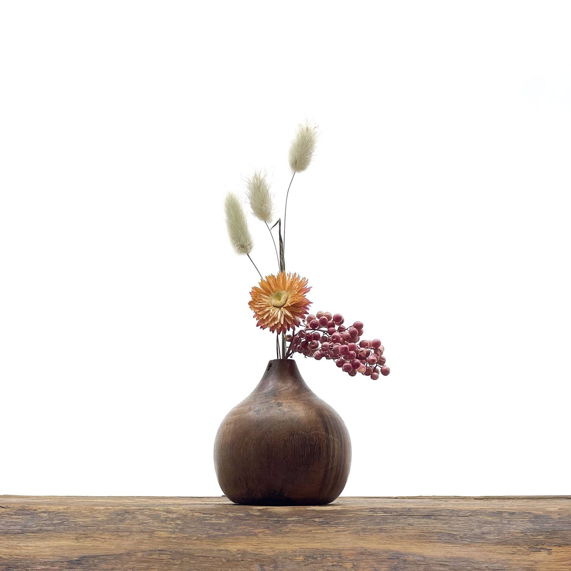 Petits vases en bois fait main pour fleurs séchées.
