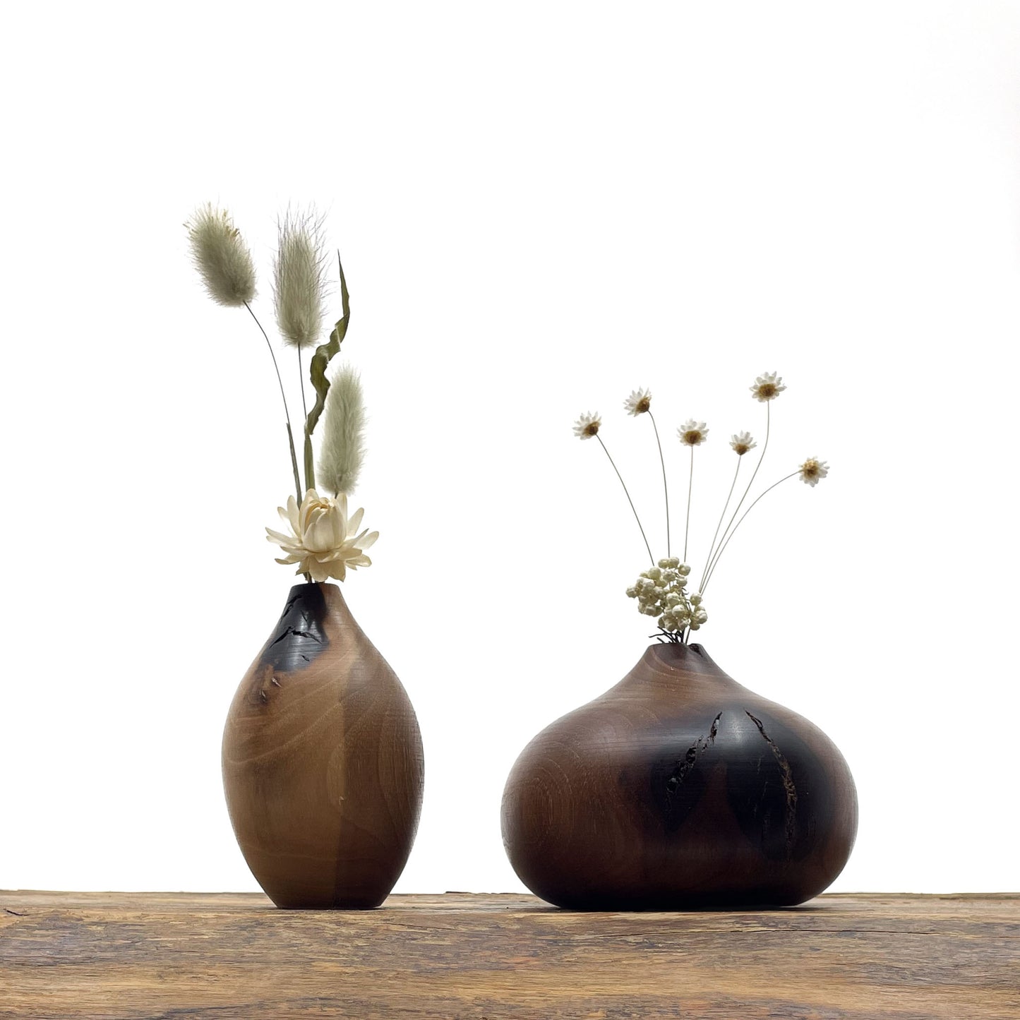 Petits vases en bois fait main pour fleurs séchées.