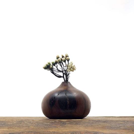 Petits vases en bois fait main pour fleurs séchées.