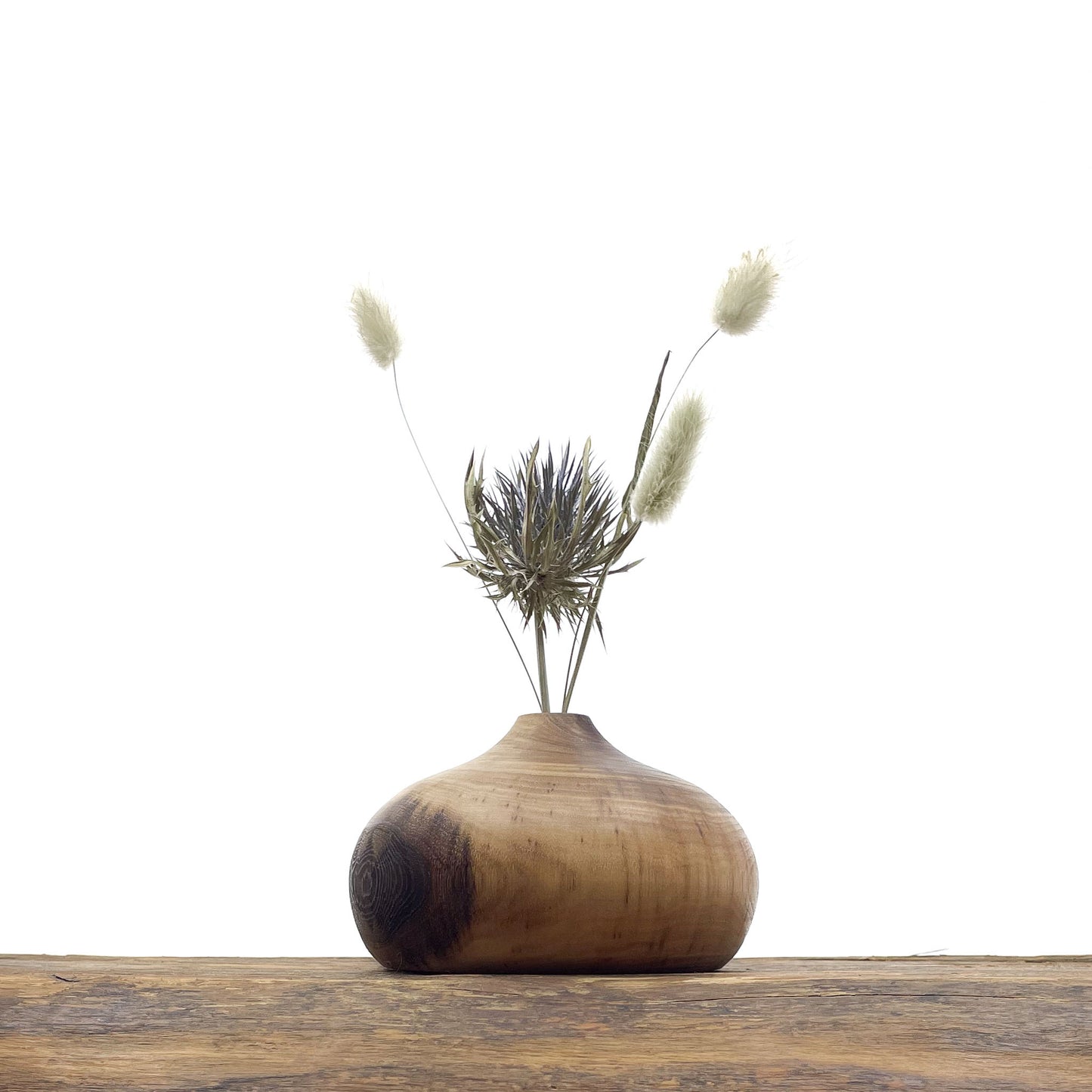 Petits vases en bois entièrement fait main pour fleurs séchées.