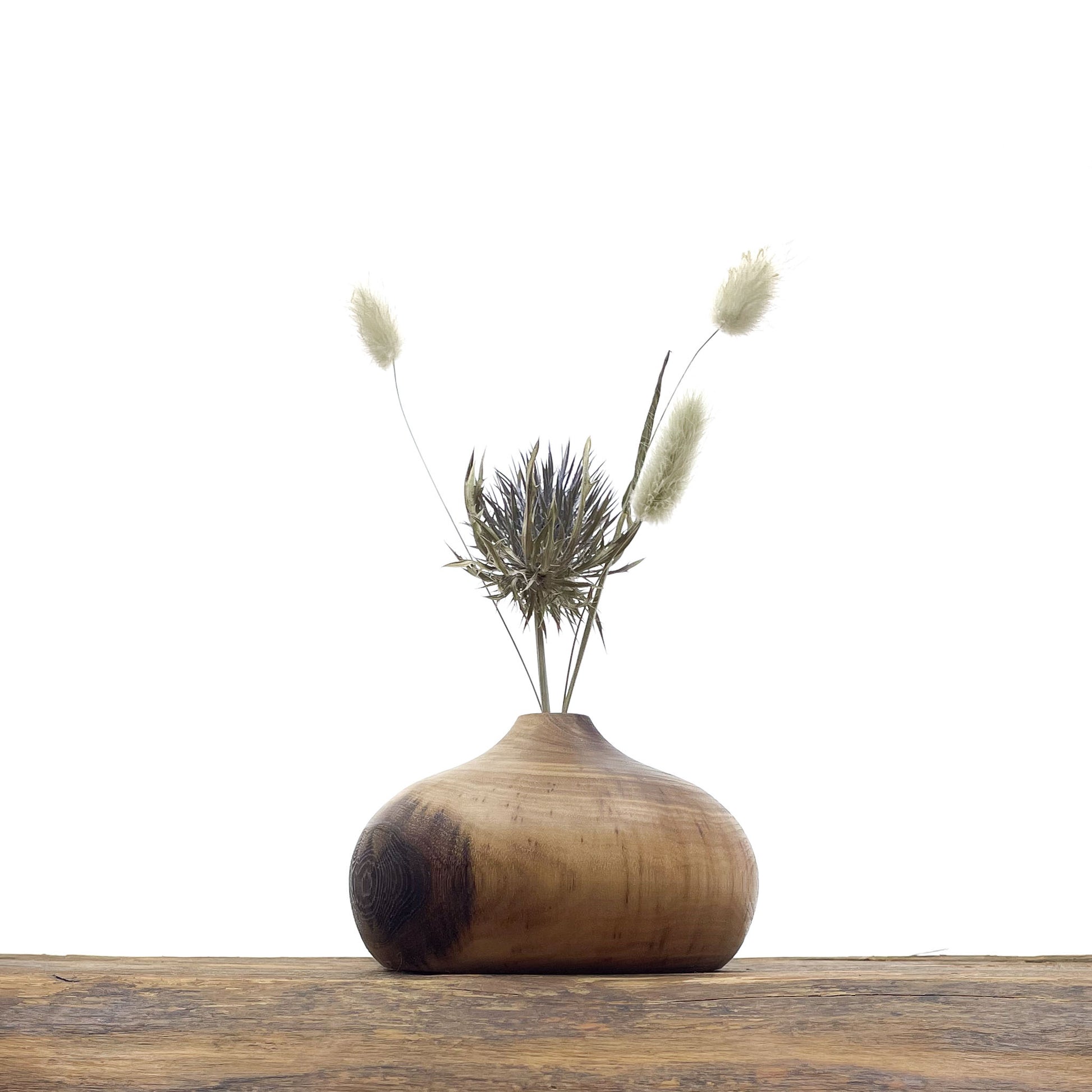 Petits vases en bois entièrement fait main pour fleurs séchées.