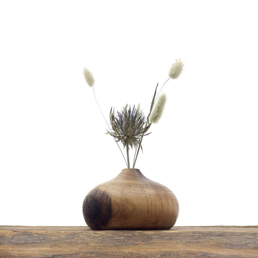 Petits vases en bois entièrement fait main pour fleurs séchées.